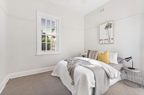 NEWLY RENOVATED LARGE 3.5 BDRM HOUSE! BEST OF MELB - Kingaroy Accommodation 3