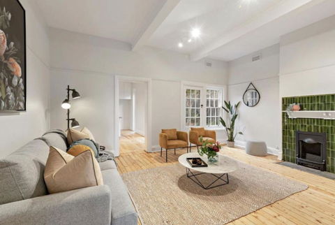 NEWLY RENOVATED LARGE 3.5 BDRM HOUSE! BEST OF MELB - Kingaroy Accommodation 0