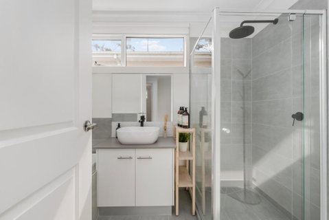 Newsom House - Stylish & Elegant Home With 4 King Beds - Kingaroy Accommodation 3