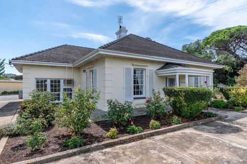 Normanville, Large Historic Three Bedroom Home - Kingaroy Accommodation 0