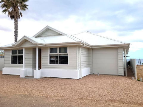 North Beach Hamptons - Kingaroy Accommodation 1