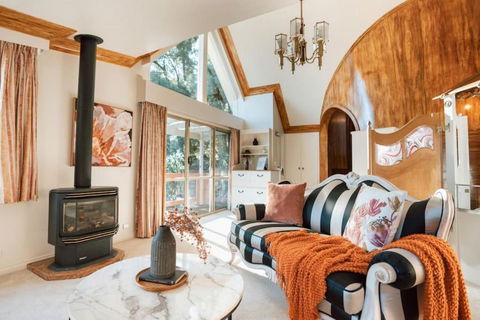 Olinda Enchanted Tower Spa Gas Log Fire And Netflix - Kingaroy Accommodation 0