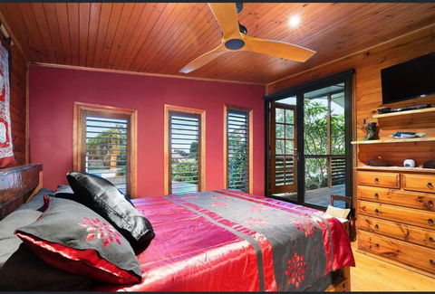 ONE OF A KIND Vacation Rental- Berkeley Vale - Kingaroy Accommodation 1