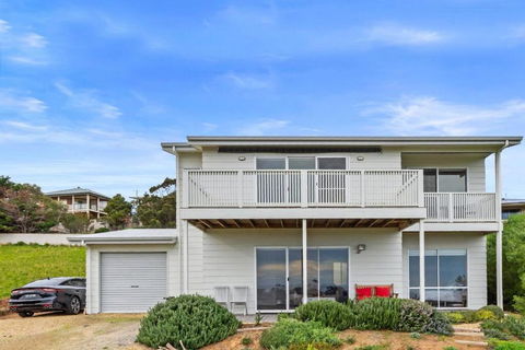 One Merino Panoramic Beach House Modern Sleeps 10 - Kingaroy Accommodation 0