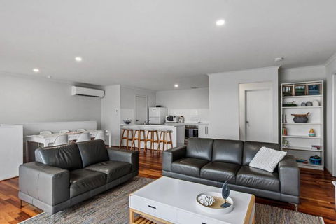 One Merino Panoramic Beach House Modern Sleeps 10 - Kingaroy Accommodation 2