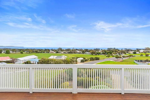 One Merino Panoramic Beach House Modern Sleeps 10 - Kingaroy Accommodation 3