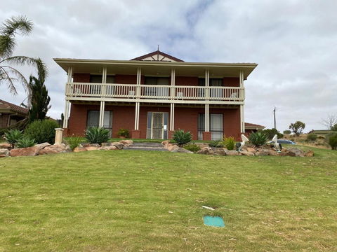 Pelican Retreat - Corporate / Tradie / Family - Kingaroy Accommodation 1