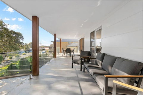 Perfect Beachhouse Lakes Surf At Your Feet - Kingaroy Accommodation 3