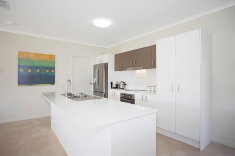 Petrie Beach Holiday Home - Kingaroy Accommodation 3
