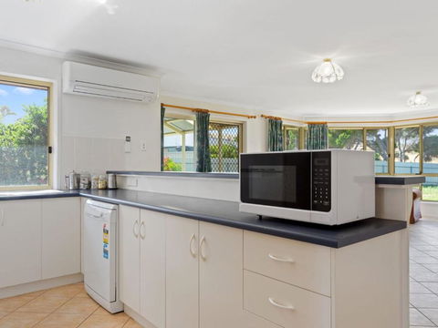 Pets At The Beach 8 Marto Court - Kingaroy Accommodation 3