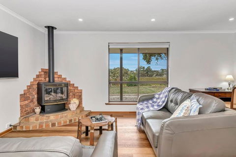 Picturesque Vineyard Farmhouse Nestled On 40-Acres - Kingaroy Accommodation 1