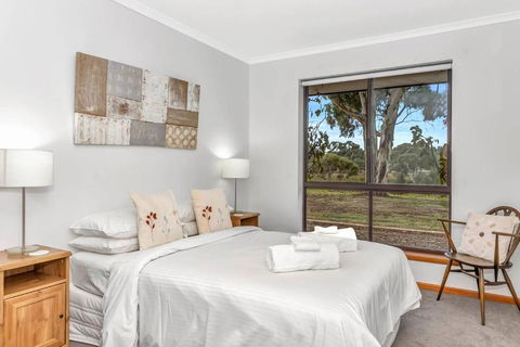 Picturesque Vineyard Farmhouse Nestled On 40-Acres - Kingaroy Accommodation 2