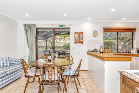 Picturesque Vineyard Farmhouse Nestled On 40-Acres - Kingaroy Accommodation 3