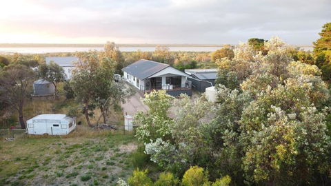 PIECE OF PARADISE, Huge 4 Bedroom Haven - Kingaroy Accommodation 3
