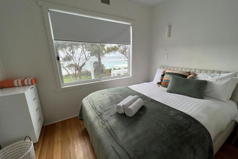 PIPI SHACK - Iconic Waterfront Shack Binalong Bay - Kingaroy Accommodation 3