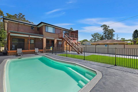 Poolside At Costa - Kingaroy Accommodation 0