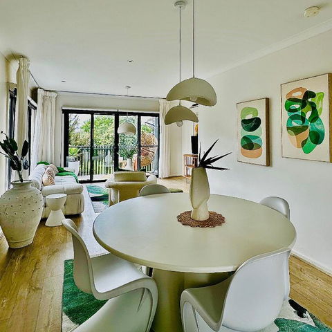 Position Perfection- Mornington - Kingaroy Accommodation 0