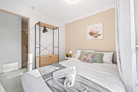Quaint Queen Room In Pymble - Private Spot - Shared Bathroom - Kingaroy Accommodation 0