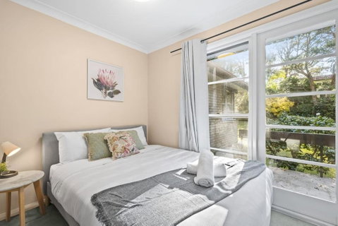 Quaint Queen Room In Pymble - Private Spot - Shared Bathroom - Kingaroy Accommodation 1