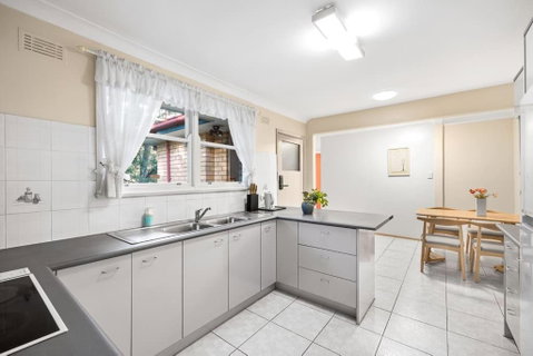 Quaint Queen Room In Pymble - Private Spot - Shared Bathroom - Kingaroy Accommodation 2