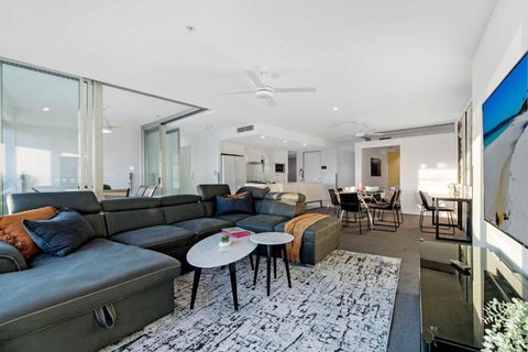 Q Tower Apartments In Surfers Paradise - From Level 3 - Self Contained & Privately Managed - Wow Stay - Kingaroy Accommodation 3
