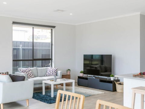 Putters Paradise 25-30 Troon Drive - Kingaroy Accommodation 1