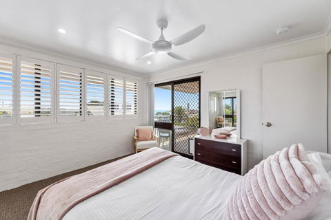 Quaint 2-Bed Beach Abode With Ocean Views - Kingaroy Accommodation 3