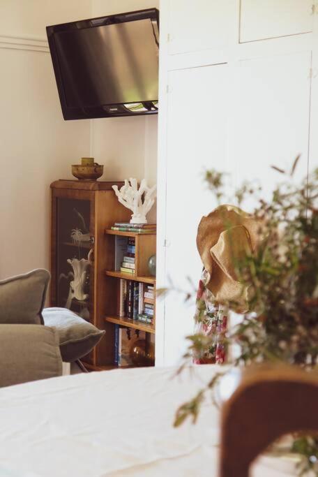 Quaint And Intimate 1-bed Seaside Cottage - Kingaroy Accommodation 1