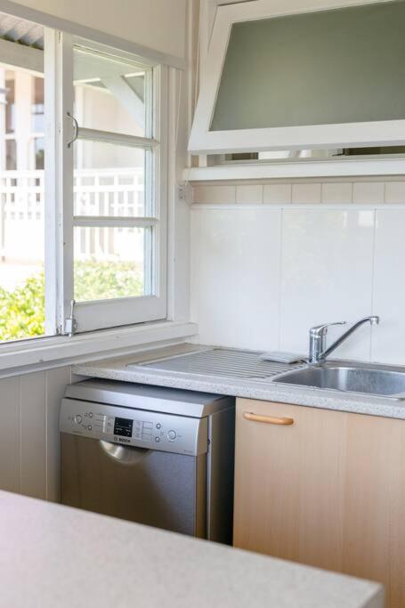Quaint & Cosy 1 Bedroom Apartment In Queenslander. - Kingaroy Accommodation 2
