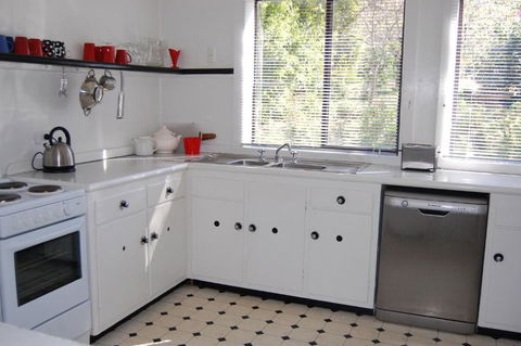 Quaint Cottage Nestled Amongst The Trees - Kingaroy Accommodation 3