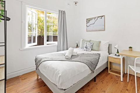 Quaint Double Room - Seconds To Shops & Eateries - Shared Bathroom - Kingaroy Accommodation 0