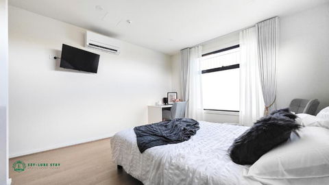 Queen Bed Stylish Suite With TV - Room 12 - Kingaroy Accommodation 0