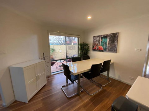 Quiet 2 Bedroom Apt In The Heart Of Old Kingston - Kingaroy Accommodation 1