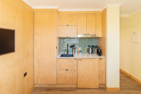 Quirky CBD Studio With Pool Sauna And Balcony - Kingaroy Accommodation 2