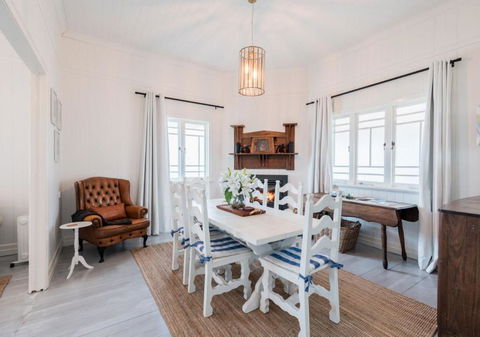 Pretty Pink Queenslander With Spectacular Views! - Kingaroy Accommodation 2