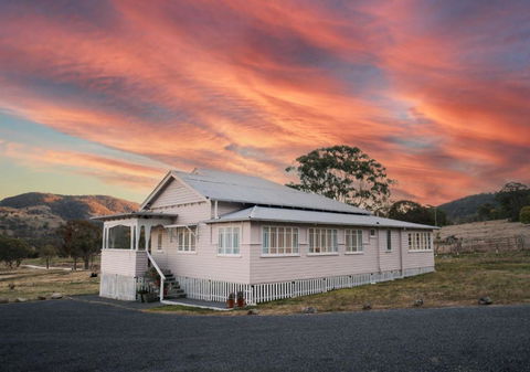 Pretty Pink Queenslander With Spectacular Views! - Kingaroy Accommodation 0