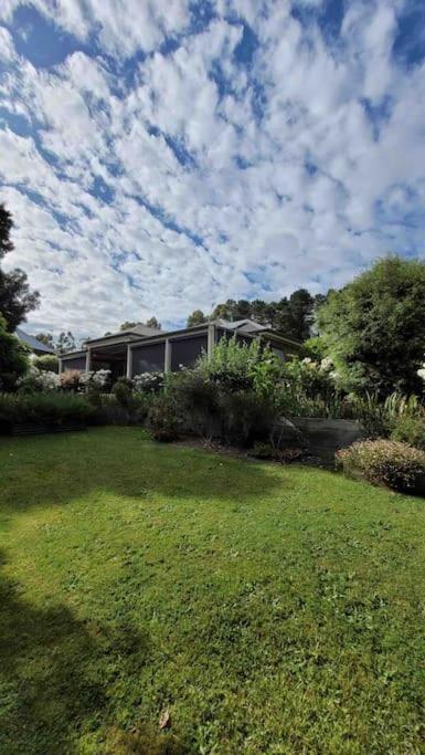 Quiet Family Retreat Getaway - Wildlife Park, Sovereign Hill, Kryall Castle And City At Your Door - Modern House, 8 Guests, 4 Bedrooms, 5 Beds - Kingaroy Accommodation 0