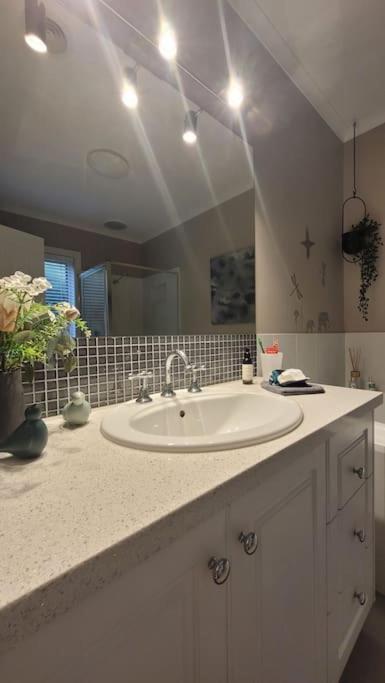 Quiet Family Retreat Getaway - Wildlife Park, Sovereign Hill, Kryall Castle And City At Your Door - Modern House, 8 Guests, 4 Bedrooms, 5 Beds - Kingaroy Accommodation 2