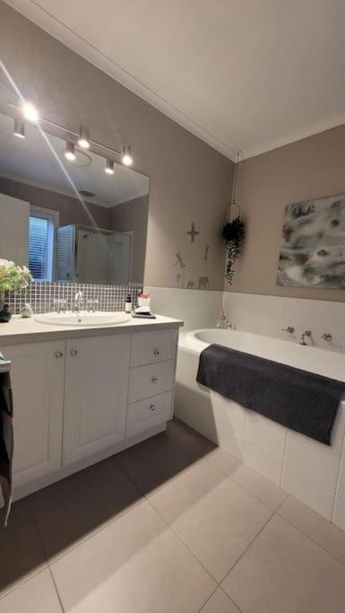 Quiet Family Retreat Getaway - Wildlife Park, Sovereign Hill, Kryall Castle And City At Your Door - Modern House, 8 Guests, 4 Bedrooms, 5 Beds - Kingaroy Accommodation 3