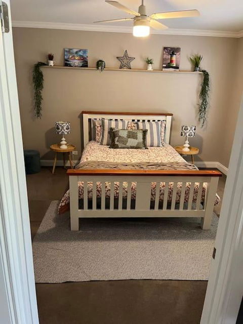 Quiet Family Retreat Getaway - Wildlife Park, Sovereign Hill, Kryall Castle And City At Your Door - Modern House, 8 Guests, 4 Bedrooms, 5 Beds - Kingaroy Accommodation 1