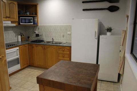 Barefoot Beach House - Kingaroy Accommodation 3