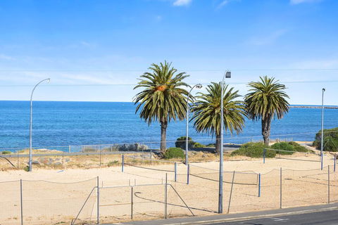 Bayline Beachfront Apartment No 4 - Kingaroy Accommodation 1