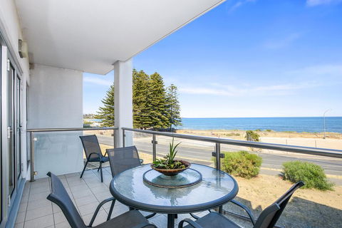 Bayline Beachfront Apartment No 4 - Kingaroy Accommodation 0