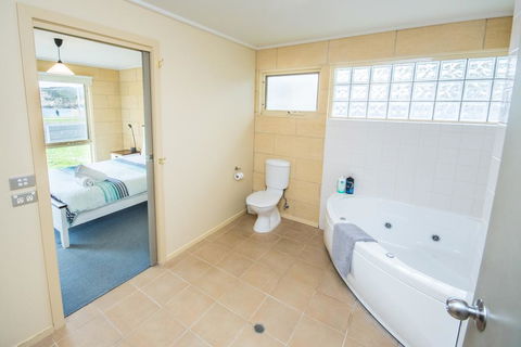 Bayview No 1 - Next To The Beach! - Kingaroy Accommodation 1