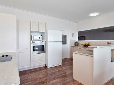 Beached Inn' 93 Foreshore Drive - Spacious Beach Front House - Kingaroy Accommodation 2