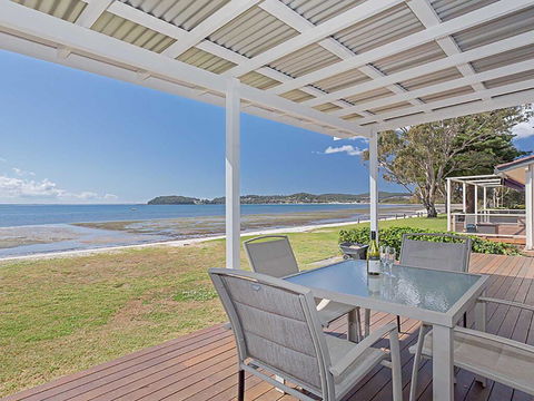 Beached Inn' 93 Foreshore Drive - Spacious Beach Front House - Kingaroy Accommodation 0