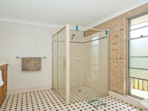 Beachfront Pool House - Absolute Beachfront - Kingaroy Accommodation 2