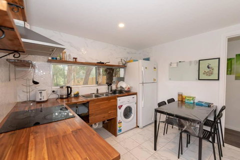 Relaxed Private Double Room In Carramar - Close To Station - Shared Bathroom - Kingaroy Accommodation 3