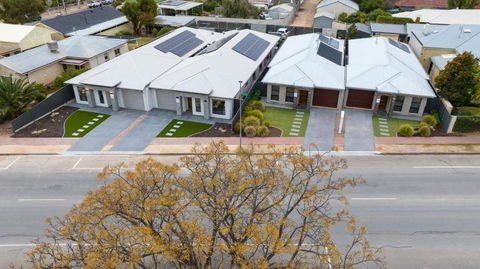 Renmark River Villas And Boats & Bedzzz - Kingaroy Accommodation 1