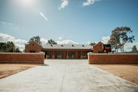Red Waratah Accommodation - Kingaroy Accommodation 0
